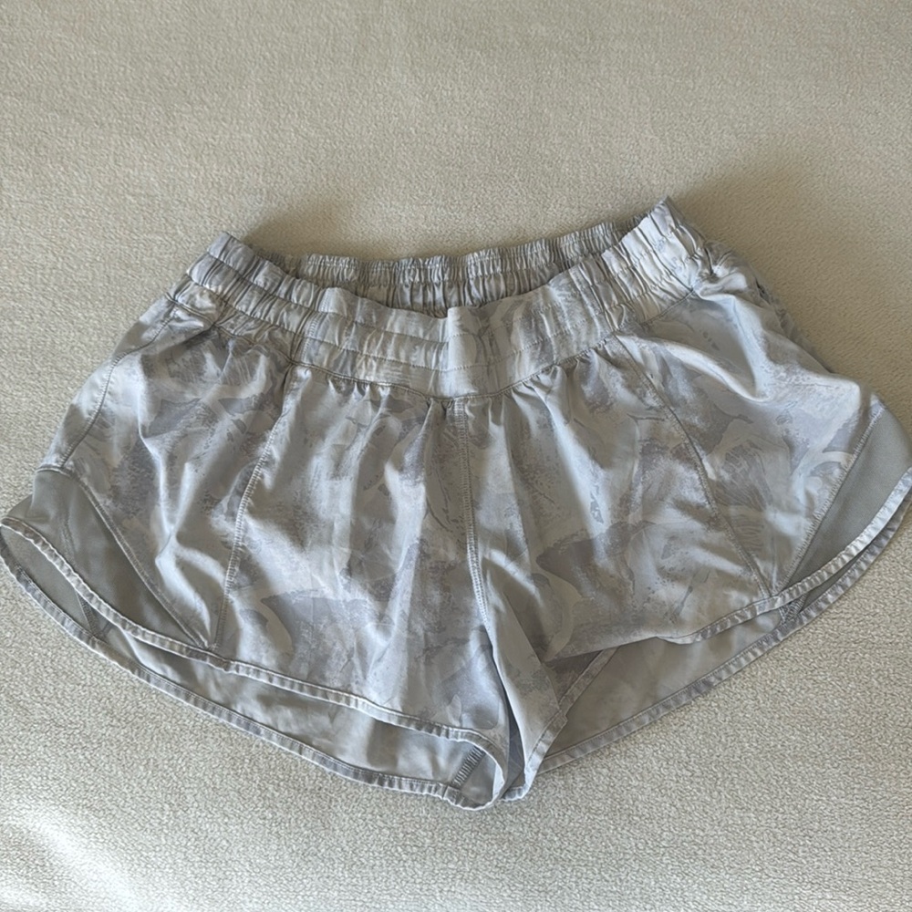Lululemon white patterned Hotty Hot Low-rise Shorts 2.5” size 10